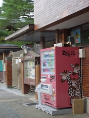 キリンが描かれた自動販売機