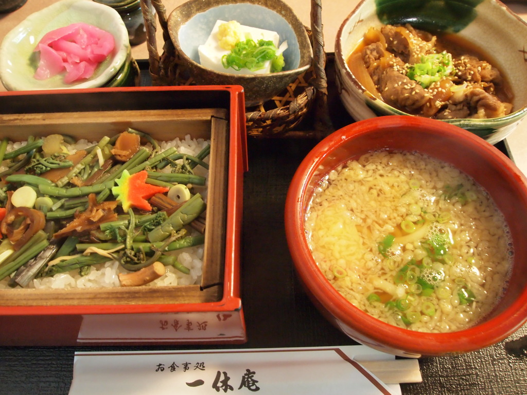 多賀うどんと山菜おこわのセット
