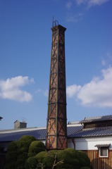 青空に映える酒蔵の煙突