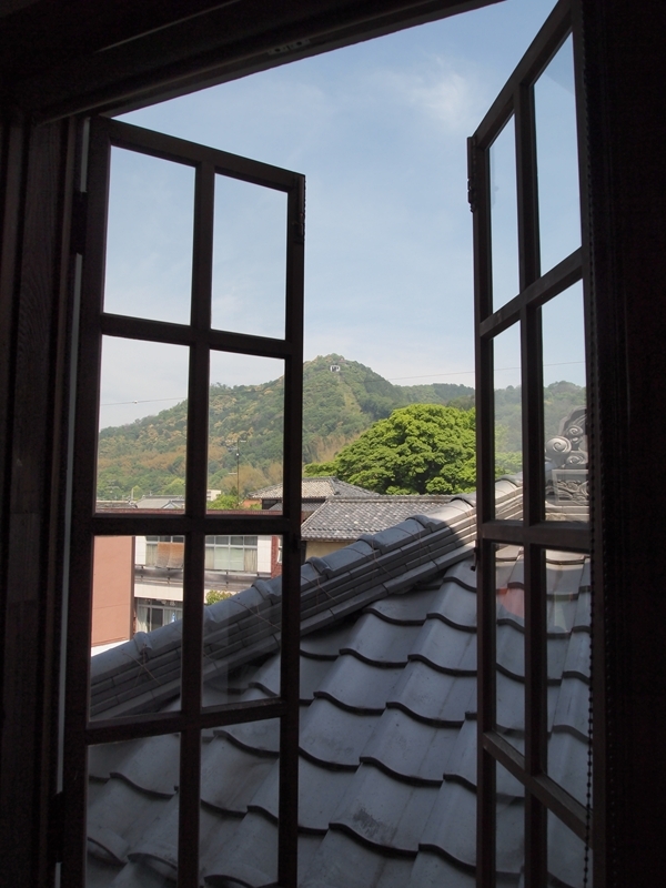 白雲館から八幡山をのぞむ