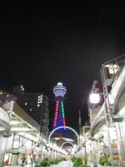 商店街からサムライブルーの通天閣を臨む