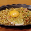 玉子をのせた鉄板焼ドライカレー