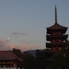 夕空、月と五重塔