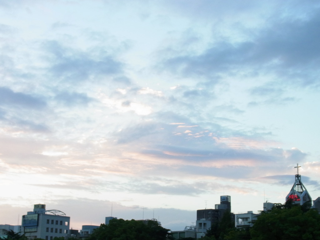 夕空の雲と十字架