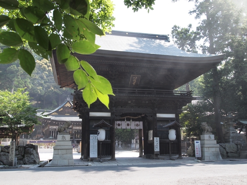 新緑の中の日牟礼八幡宮