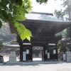 新緑の中の日牟礼八幡宮