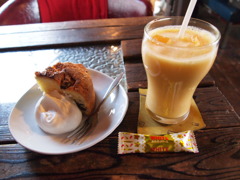 バターケーキとミックスジュース