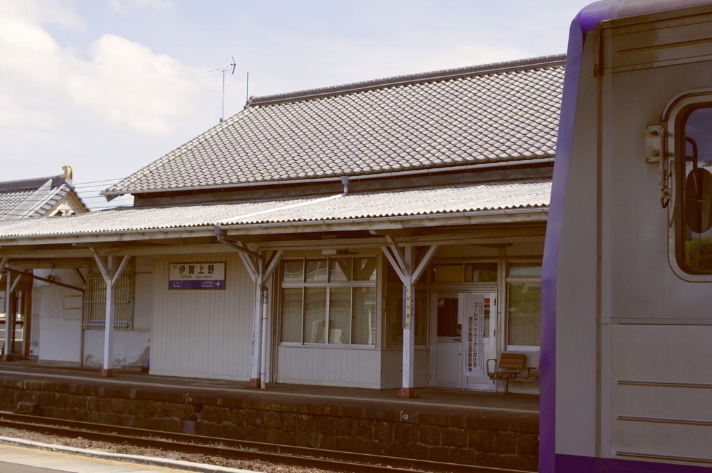伊賀上野の駅舎とディーゼルトレイン
