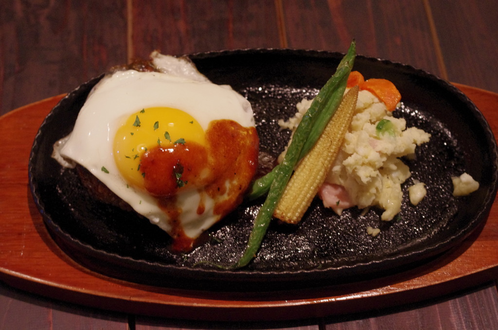 ハンバーグに目玉焼きのせ！