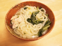 鶏手羽元とほうれん草入り稲庭うどん