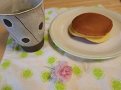 八重桜、日本茶とドラ焼き