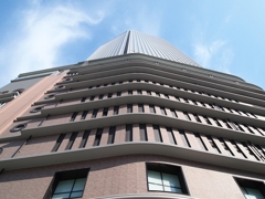 天空にそびえるビルヂング