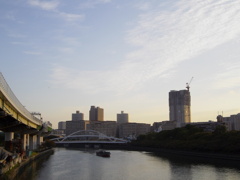 青空、うろこ雲と仕事舟