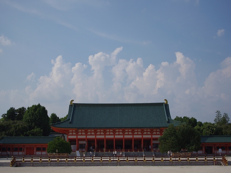 平安神宮、白い雲と青い空