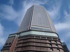 高層ビルヂングと不思議な形の雲