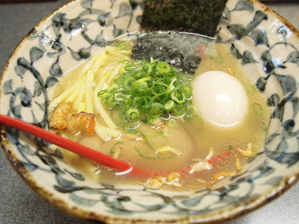 洛二神の塩そば（煮玉子入り）
