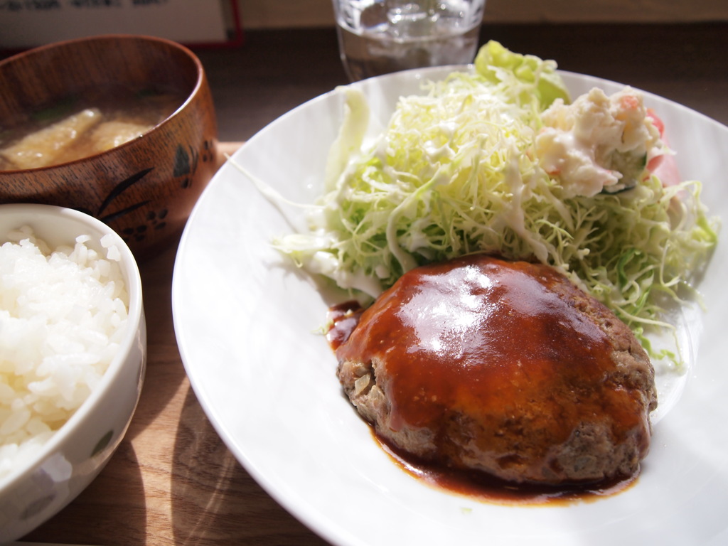 喫茶店の手作りハンバーグ定食