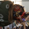 獅子舞、頭を噛む その一