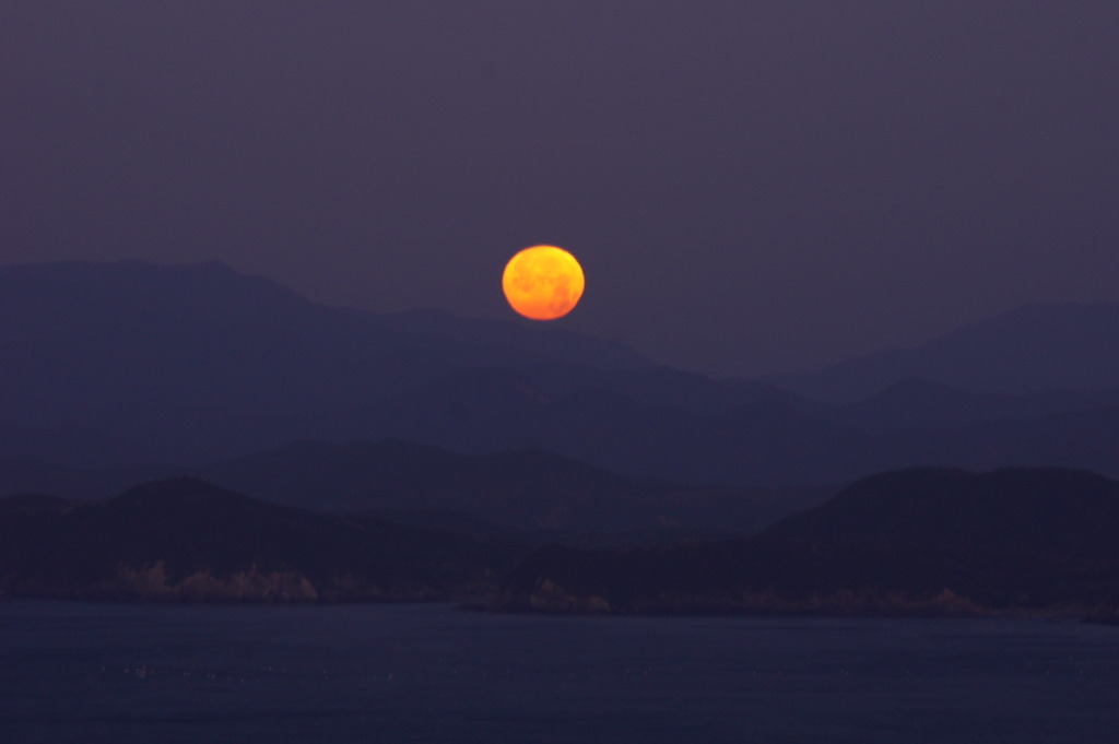 南伊勢の山に沈む月