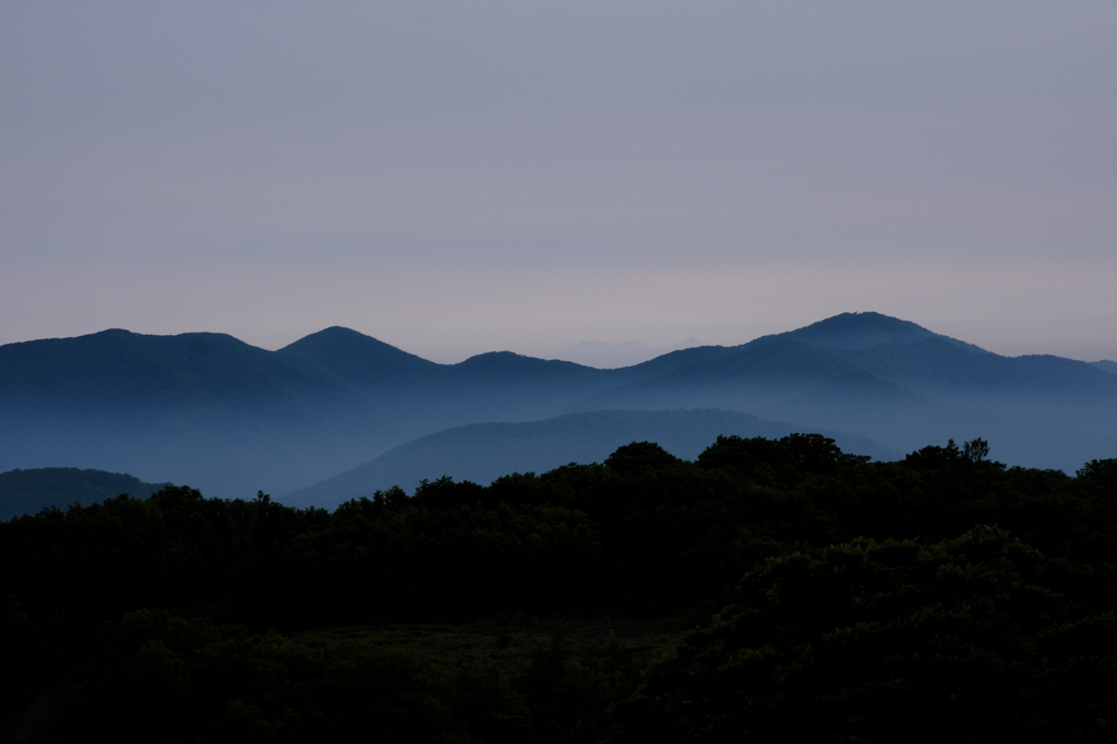 早朝の山々
