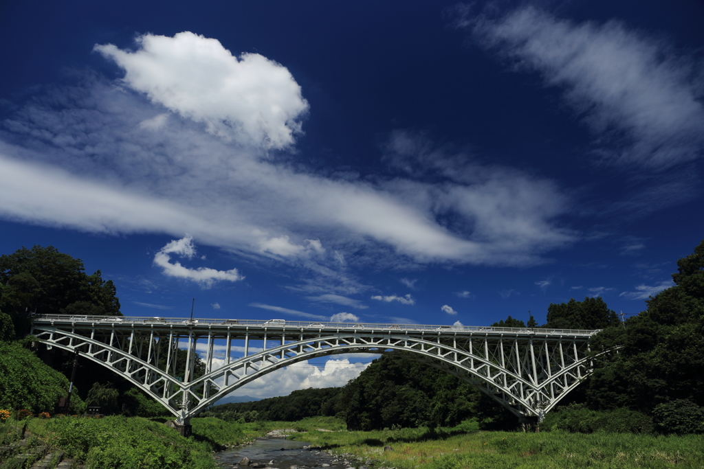 夏空と白い橋