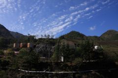 廃墟と秋空
