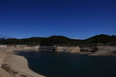 山頂のダム湖