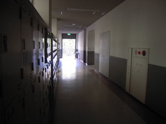 暗い廊下と明るい屋外