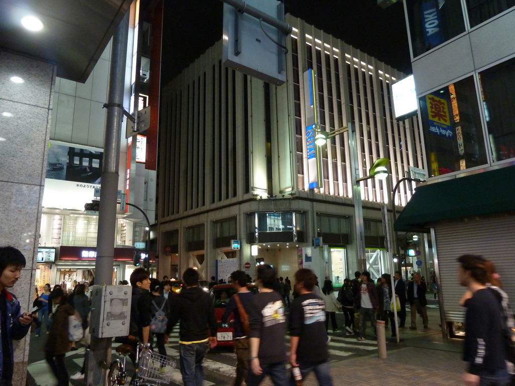 新宿伊勢丹前...