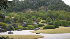 足立美術館庭園”亀鶴の滝”