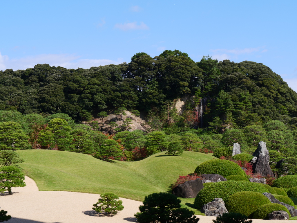 枯山水庭と亀鶴の滝