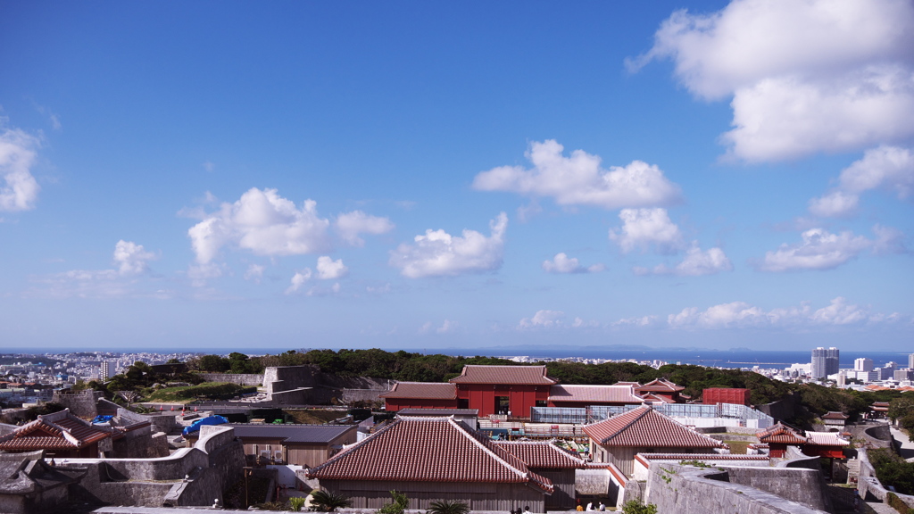 復興中の首里城から