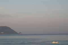 朝の志賀島より玄海島を望む