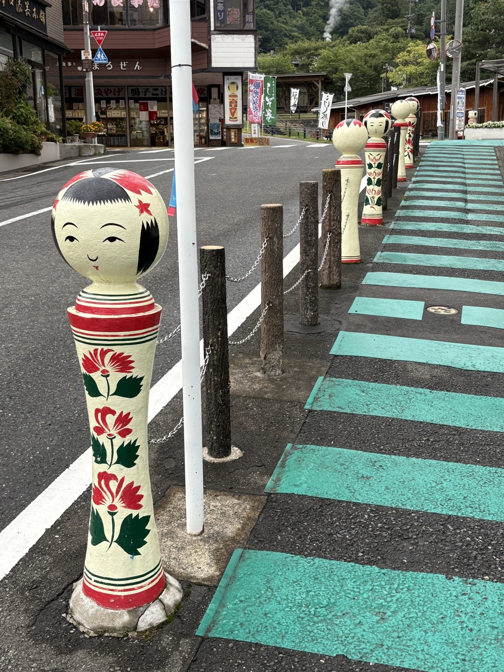 鳴子こけし