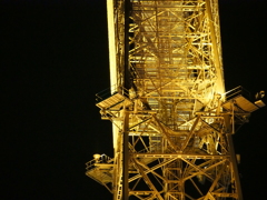 金色のテレビ塔