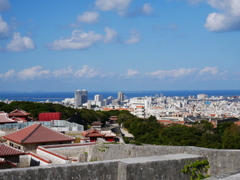 復興中の首里城から