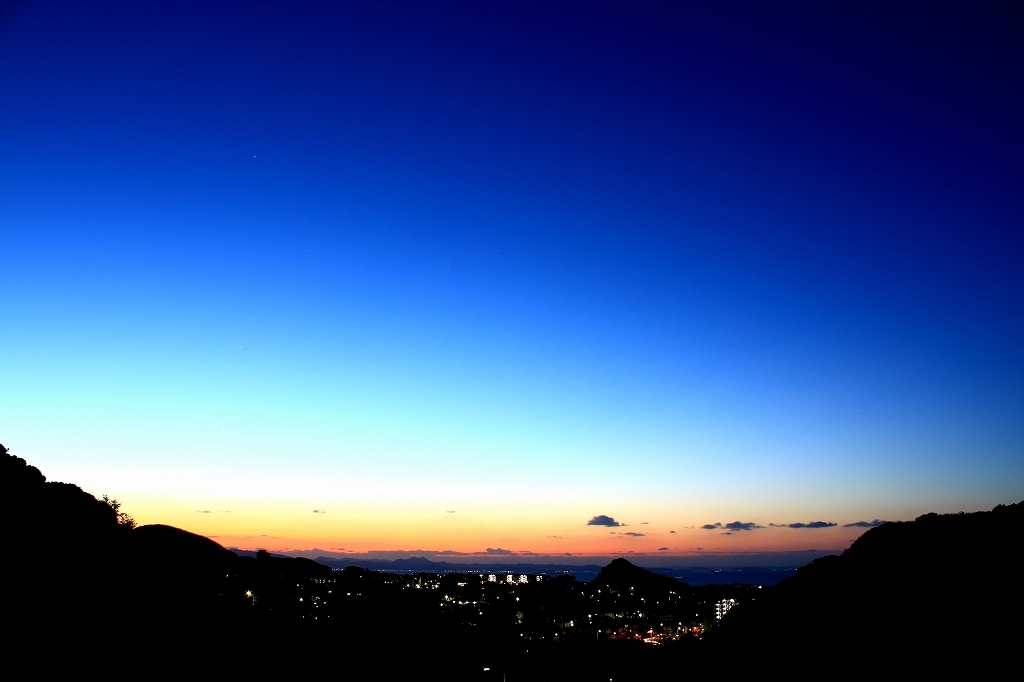 丘の上から見た青空