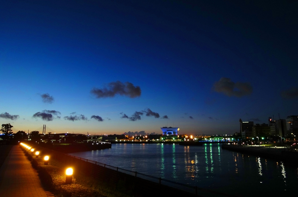 夜明けの運河