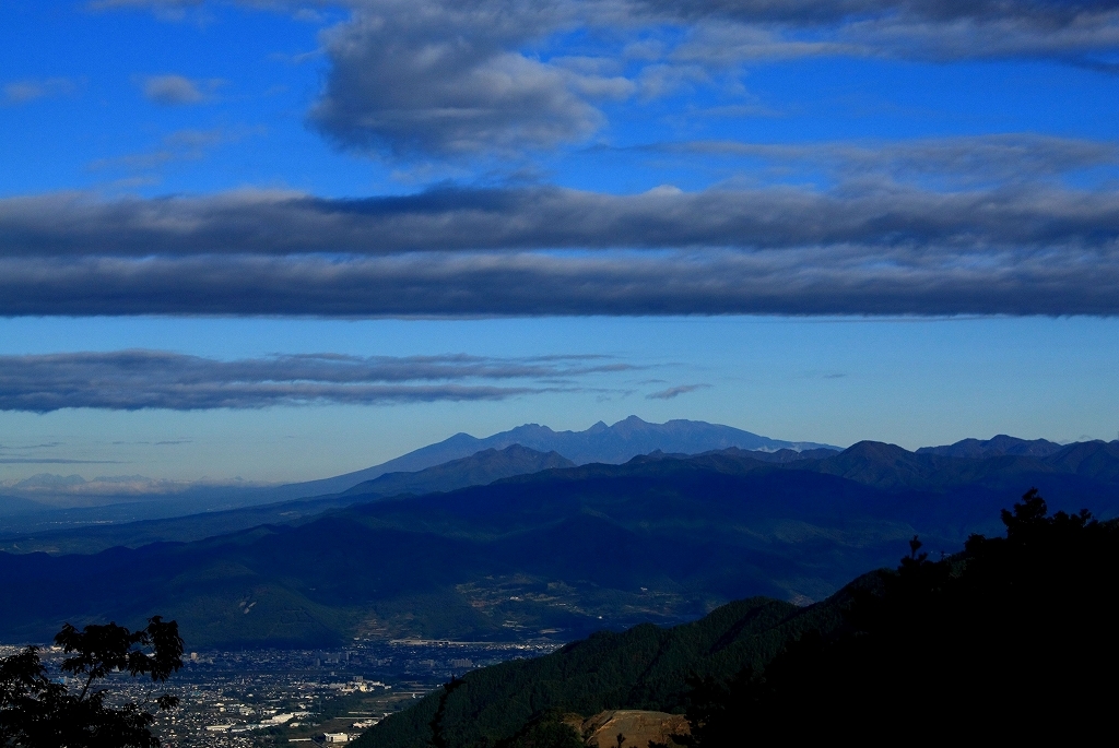 朝の山景色