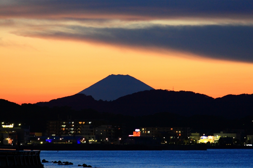 浮かび上がる影富士