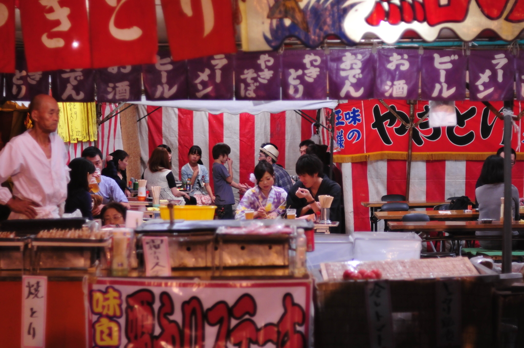 屋台の裏にて腹ごなし