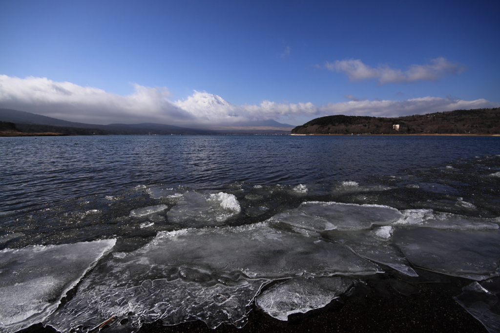 凍てつく湖