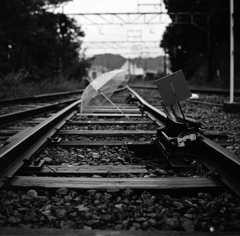 雨の日、電車の来ないレールの上で。