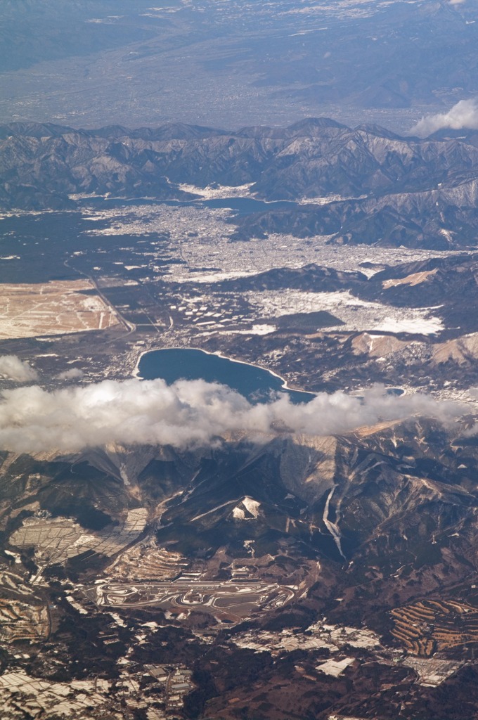 山中湖、手前富士スピードウェイ、向こう河口湖