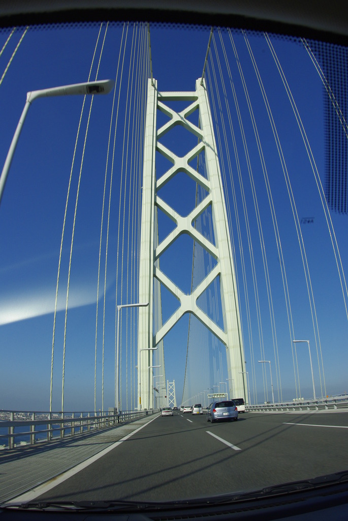 明石海峡大橋通過中