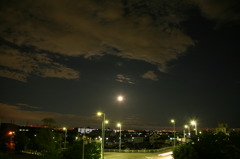夜更けの街と月