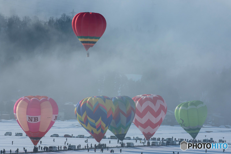 雪原から舞う　風船一機2016