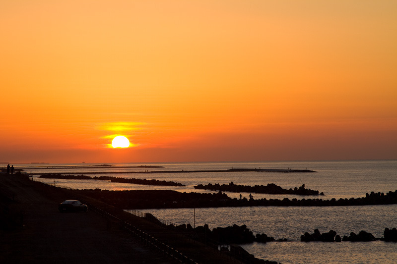 新潟海岸初冬の夕日