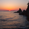笹川流れ　粟島に沈む夕日