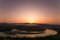 大河信濃川の夜明け